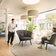 Sedus se:cove Loungesessel als Rückzugsort für Gespräche und Pausen