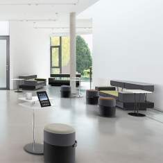 Plot Hocker von Brunner als flexible Sitzlösung in offenen Arbeits- und Wartebereichen