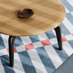 Kusch+Co Kanu Lounge Table Beistelltisch in einer modernen Loungeumgebung