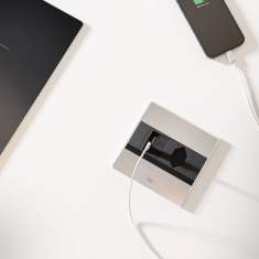 Bachmann SENSE Steckdosenmodul mit USB-Ladefunktion in heller Arbeitsumgebung