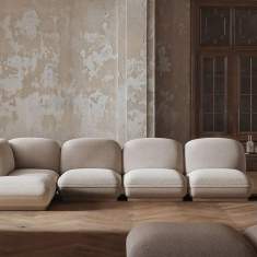 COOMO Sofa von Bene als modulare Sitzlösung in architektonischem Ambiente für komfortable Warte- und Kommunikationszonen