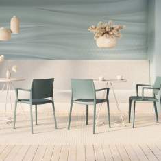 Nowy Styl Yuni Stühle um einen runden Tisch in einer Lounge- oder Cafézone