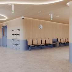 Kusch+Co V-Care Fold Sitzreihe im Wartebereich einer öffentlichen Einrichtung entlang der Wand