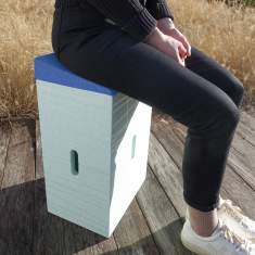 Westermann Products X-wedge Sitzkeilkissen auf Xbrick Sitzblock als ergonomische Sitzlösung im Außenbereich