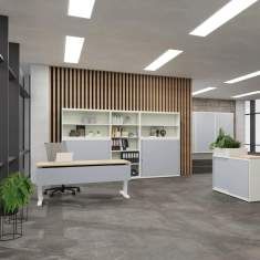 mauser kontoro Regalschrank als Stauraum- und Präsentationsmöbel hinter einem Arbeitsplatz im modernen Büro