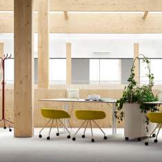Skandiform Fendo Hocker in moderner Büro- und Besprechungsumgebung mit Tischgruppe
