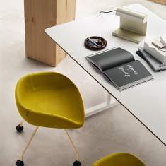 Skandiform Fendo Hocker als flexible Sitzlösung am Besprechungstisch im modernen Büro