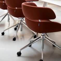 Skandiform Fendo Stühle auf Rollen an Konferenztisch in modernem Besprechungsraum