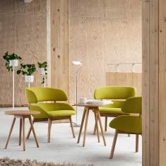 Skandiform Fendo Lounge Sessel in moderner Loungezone mit Beistelltischen und Akustikwand
