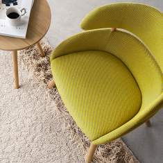Skandiform Fendo Lounge Sessel in Wohn- oder Loungeumgebung mit Beistelltisch und Teppich
