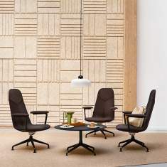 Skandiform Primo Lounge Sessel in Loungebereich mit Beistelltisch und Akustikwand