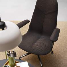 Skandiform Primo Lounge Sessel in entspannter Loungezone mit Tisch und Teppich