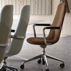 Skandiform Primo Lounge Sessel am Konferenztisch mit Drehgestell und Rollen im Bürobereich