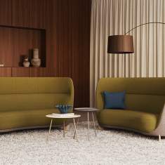 Zwei Materia Arch Sofas im Lounge-Bereich mit Beistelltischen und Stehleuchte im Innenraumdesign