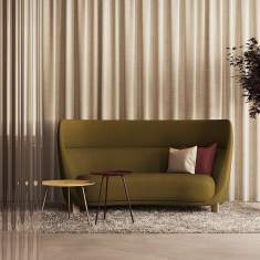 Materia Arch Sofa als Lounge-Sitzmöbel mit Beistelltischen in modernem Empfangsbereich