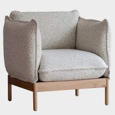 Loungesessel NC Nordic Care Cirrus mit gepolsterten Armlehnen und Holzgestell