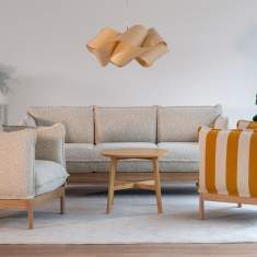 Cirrus Sofa und Sessel von NC Nordic Care in gemütlichem Lounge-Bereich mit Couchtisch