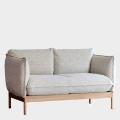 Zweisitziges Sofa NC Nordic Care Cirrus mit gepolsterten Armlehnen und Holzgestell