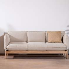 NC Nordic Care Cirrus Sofa im Wohn- und Lounge-Bereich mit Beistellregal und Zimmerpflanze