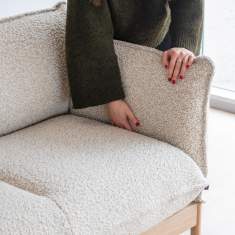Detailaufnahme eines NC Nordic Care Cirrus Sofas mit weicher Polsterstruktur und Kissen