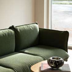NC Nordic Care Cirrus Sofa in Lounge-Umgebung mit Beistelltisch am Fenster