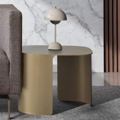 Brunner comos Beistelltische in der Loungezone neben Sofa als Kombination aus Couchtisch und Ablage