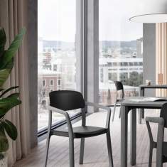 Brunner nate Stühle an Hochtischen im Bistro- und Loungebereich