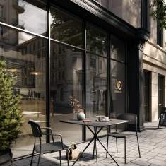 Brunner nate s Stühle im Einsatz im Außenbereich eines Cafés