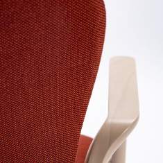 Brunner feel Stuhl Detail der gepolsterten Rückenlehne mit strukturierter Stoffoberfläche