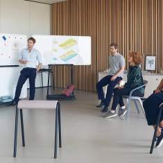 Sedus se:lab Hopper Sitzböcke im Einsatz im Workshopbereich für Gruppenarbeit