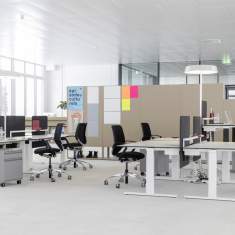 Lista Office LO Extend Arbeitstische im Einsatz im offenen Büro mit mehreren Arbeitsplätzen