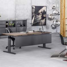 Lista Office LO Extend Schreibtisch im Einsatz im Einzelbüro mit Sideboard und Besucherplatz