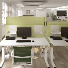 Lista Office LO Manus Sitz-Steh-Arbeitstische im Einsatz im offenen Büro mit Arbeitsplatztrennwänden und gegenüberliegenden Arbeitsplätzen