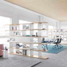 Lista Office LO Next Regalsystem im Einsatz im Open Space Büro als strukturierender Raumteiler zwischen Arbeits- und Besprechungszone