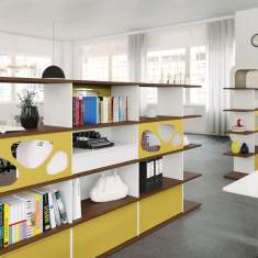 Lista Office LO Next Raumteilregal im Einsatz im Büro mit integrierten Ablagefächern und beidseitiger Nutzung