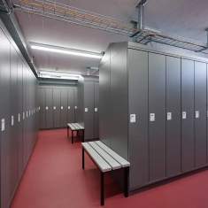 Lista Office LO Garderoben Serie Swiss Garderobenschränke im Umkleideraum mit Sitzbänken und Reihenanlage