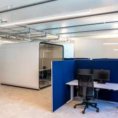 Lista Office LO Pierre Fabre Pharma AG Büroarbeitsplätze mit akustischen Trennwänden und integrierter Meetingkabine im Open Space