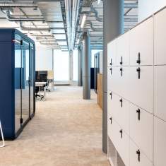 Lista Office LO Pierre Fabre Pharma AG Flurbereich mit Schließfachschränken und akustischer Arbeitskabine im Hintergrund