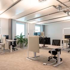 Lista Office LO Büroplanung Pierre Fabre Pharma AG Arbeitsplatzbereich mit höhenverstellbaren Schreibtischen und Bürostühlen