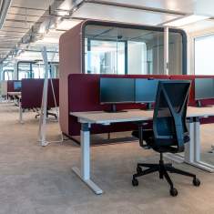 Lista Office LO Pierre Fabre Pharma AG Arbeitszone mit Desk-Clustern, Monitoren und akustischen Trennwänden im Großraumbüro
