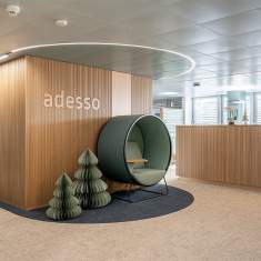 Lista Office LO Büroplanung adesso Schweiz AG Empfangsbereich mit Holzverkleidung, Sitznische und Markenbeschriftung im Eingangsbereich