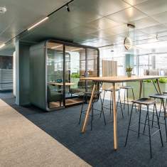 Lista Office LO adesso Schweiz AG Begegnungszone mit Hochtischen, Barhockern und integrierter Meetingbox für informellen Austausch