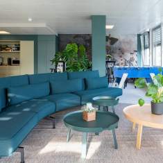 Lista Office LO adesso Schweiz AG Loungebereich mit Sofa, Beistelltischen und Pflanzen als Rückzugsort im Büro