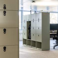 Lista Office LO adesso Schweiz AG Stauraumbereich mit Schließfachschränken und Arbeitsplätzen im Hintergrund