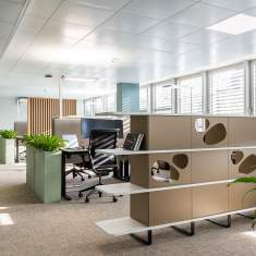 Lista Office LO adesso Schweiz AG Arbeitsplatzzone mit Schreibtischen, Regalelementen und integrierten Stauraumlösungen