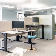 Lista Office LO adesso Schweiz AG Büroarbeitsplätze mit akustischen Abschirmungen und höhenverstellbaren Tischen im Open Space