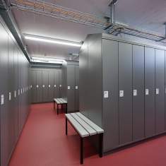 Lista Office LO Kantonsspital St.Gallen Umkleideraum mit zentraler Sitzbank und umlaufenden Schließfachanlagen