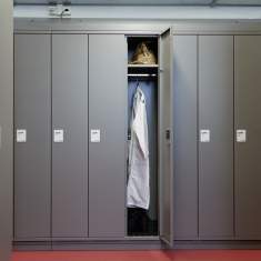 Lista Office LO Kantonsspital St.Gallen Garderobenschrank mit geöffnetem Fach zur Aufbewahrung von Arbeitskleidung
