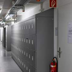 Lista Office LO Kantonsspital St.Gallen Flurbereich mit Schließfachanlagen entlang des Gangs im Personalbereich