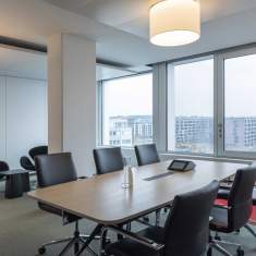 Lista Office LO Sunrise Besprechungsraum mit Konferenztisch und Stühlen vor Fensterfront für Meetings